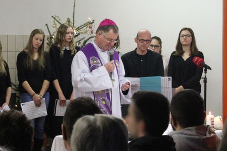 Vorweihnachtliche Feier in der JA Suben mit Bischof Manfred Scheuer und dem Chor des BORG Schärding. / Diözese Linz