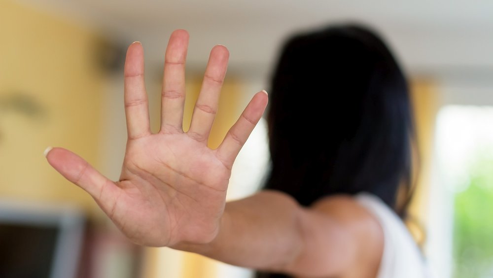 abwehrende Haltung einer Frau / Erwin Wodicka - wodicka@aon.at, Erwin Wodicka Eine Frau wird bel?stigt und h?lt die Hand zur Abwehr