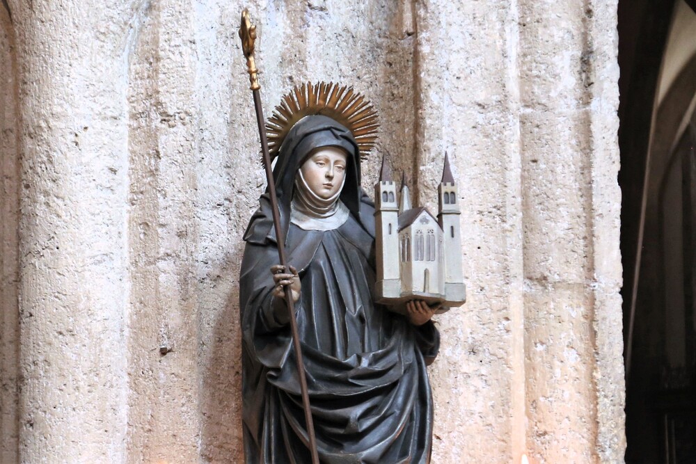 Figur der heiligen Erentrudis in der Stiftskirche Nonnberg / Erzdioezese Salzburg (eds) / Michaela Greil Salzburg feiert heilige Erentrudis mit Festwoche