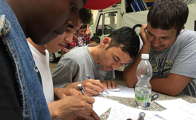Menschen im Flüchtlingslager Traiskirchen / Caritas Wien