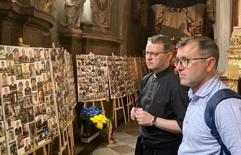 P. Marte besucht die Ukraine / P. Christian Marte / Jesuiten Jesuiten-Rektor bei seiner Ukraine-Reise vom 6. bis 10. Mai 2024 - v.l. P. Christan Marte, Angelo Pittaluga, Jesuit Refugee Service, Head of Global Advocacy, Rom