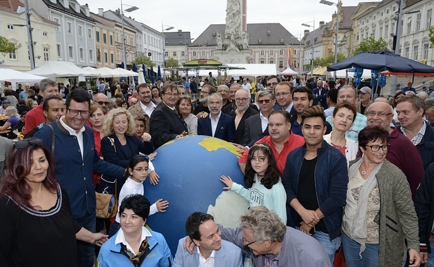 St. Pölten: Interreligiöses 'Fest der Begegnung' am Rathausplatz / Diözese St. Pölten