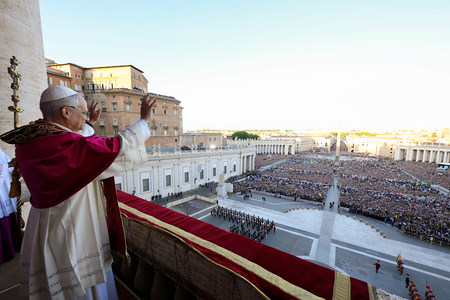Papst Leo XIV. steht am Abend des 8. Mai 2025 auf dem Balkon der Loggia des Petersdoms im Vatikan und grüßt die Menschen auf dem Petersplatz.