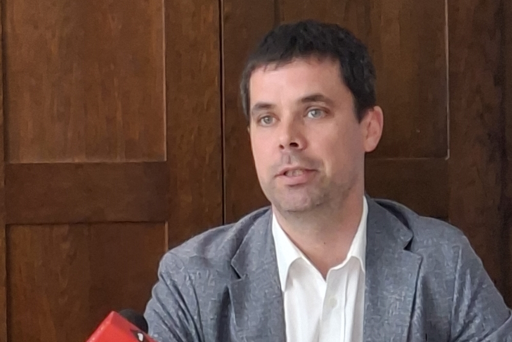 Porträt des Vizepräsidenten der Katholischen Aktion Österreich bei einer Pressekonferenz