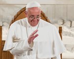 Papst Franziskus besucht die Kirche St. Patrick am 24. September 2015 in Washington. Bild: Papst Franziskus winkt den Anwesenden.