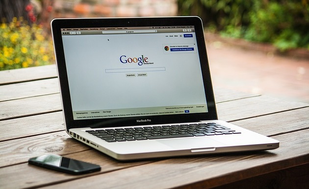 Laptop mit Google / pixabay.com / CC0 public domain