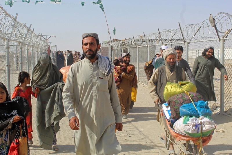 PAKISTAN-AFGHANISTAN-CONFLICT / - / AFP / picturedesk.com, - Download von www.picturedesk.com am 20.08.2021 (11:54). Afghan nationals walk at the Pakistan-Afghanistan border crossing point in Chaman on August 20, 2021, to return back to Afghanistan. (Photo by - / AFP) - 20210820_PD0606 - Rechteinfo: Rights Ma