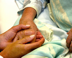 Seniorin mit Pflegerin [ (c) www.BilderBox.com, Erwin Wodicka, Siedlerzeile 3, A-4062 Thening, Tel. + 43 676 5103678.Verwendung nur gegen HONORAR, BELEG, URHEBERVERMERK nach AGBs auf bilderbox.com], 60+, alt, alte, Alte Frau, Alte Frauen, Alte Mensch