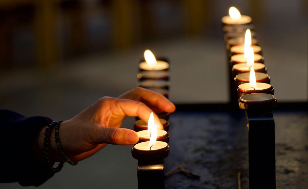 Kerzen in einer Kirche / pexels.com / Noulton Ordensfrauen rufen zu Gebet für eine gute Regierung auf