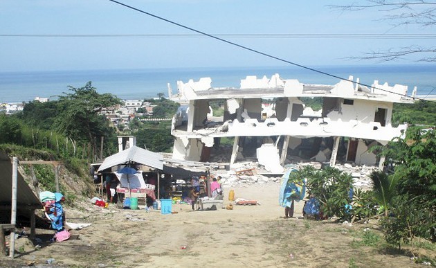 Vom Erdbeben zerstörtes Haus in Ecuador / Jugend Eine Welt