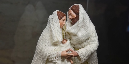 Maria, Josef und das Jesuskind bei der Krippenausstellung am 8. Dezember 2022 auf dem Petersplatz im Vatikan.