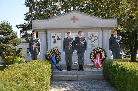 Ehemalige Kaiser Franz Joseph Cavallerie Kaserne - Denkmal für die Kavallerie / (© www_rad2_at)