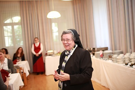 Sr. Mayrhofer bei Medienempfang der Orden / ordensgemeinschaften.at