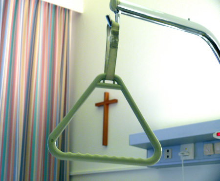 Kreuz im Krankenzimmer [ (c) www.BilderBox.com, Erwin Wodicka, Siedlerzeile 3, A-4062 Thening, Tel. + 43 676 5103678.Verwendung nur gegen HONORAR, BELEG,URHEBERVERMERK und den AGBs auf bilderbox.com](in an im auf aus als and beim mit einer einem eine