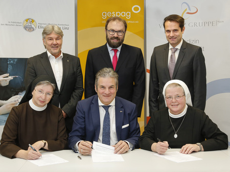 sitzend: Sr. Barbara Lehner – Elisabethinen, Karl Lehner – Gespag, Sr. Cordula Kreinecker - Barmherzige Schwestern stehend: Mag. Raimund Kaplinger - KHE, Dr. Harald Geck - Gespag, Dr. Michael Heinisch – Vinzenz Gruppe / Foto Leutner