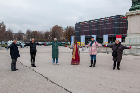 Interreligiöse Frauenaktion am Wiener Heldenplatz