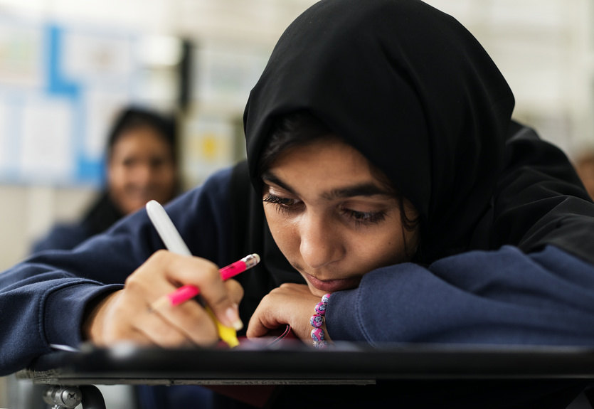 Young Muslim student / ©Rawpixel.com - stock.adobe.com, Rawpixel.com - stock.adobe.com Young Muslim student