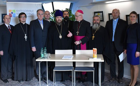 Bischof Irinarkh und Weihbischof Scharl (Mitte) mit Teilnehmern des Gefangenenseelsorge-Treffens / Erzdiözese Wien