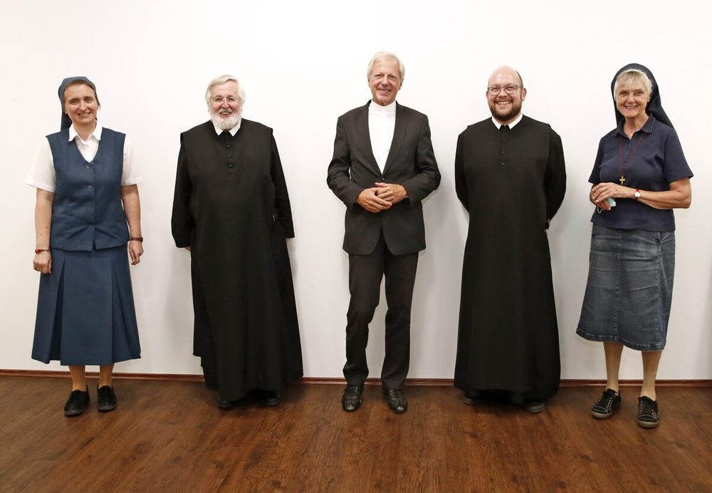 Bischofsvikar Guggenberger mit dem neuen Leitungsteam der Ordensgemeinschaften Kärntens, Sr. Zorica Blagotinsek (l.) und P. Marian Kollmann (2. v. r.) und den früheren Vorsitzenden P. Siegfried Stattmann (2. v. l.) und Sr. Pallotti Findenig (r.). / Foto: Diözesan-Pressestelle/Eggenberger