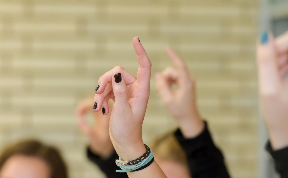 Evangelischer Religionsunterricht / Copyright 2016, KNA. Alle Rechte vorbehalten, Harald Oppitz Evangelischer Religionsunterricht in einem Berufskolleg in Bonn. Schüler melden sich. Hinweis: Model-Release ist vorhanden.