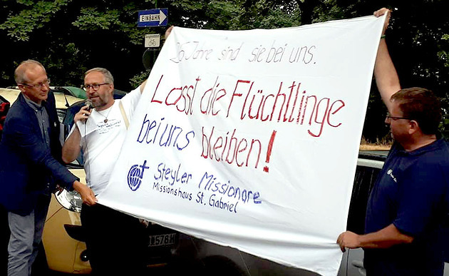 P. Franz Helm und P. Christian Dähler protestieren für Verbleib der Flüchtlinge in St. Gabriel / Facebook / Klaus Schwertner