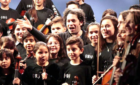 Gustavo Dudamel mit Mitgliedern der 'Superar'-Orchesters / Facebook / Superar