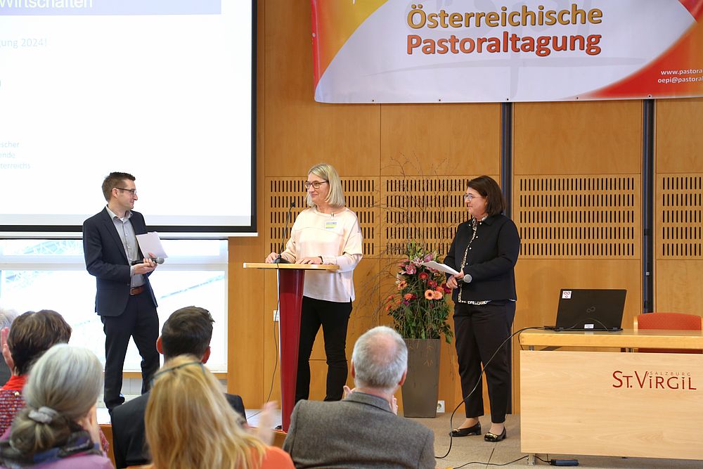 v.l.: Dominik Elmer, Anna Findl-Ludescher, Gabriele Eder-Cakl (ÖPI) - Aufgenommen am 11. Jänner 2024 in Salzburg St. Virgil