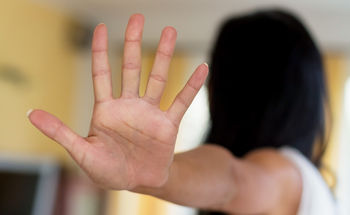 Eine Frau wird bel?stigt und h?lt die Hand zur Abwehr