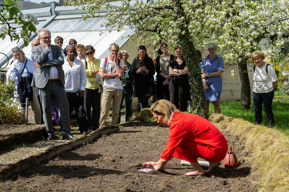 Smirna Kulenović präsentierte im Klostergarten ihre künstlerische Arbeit.Smirna Kulenović präsentierte im Klostergarten ihre künstlerische Arbeit. / Foto: Michael Wittig, Projekt: @avantgard_en, Michael Wittig Smirna Kulenović präsentierte im Klostergarten ihre künstlerische Arbeit.