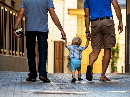 Symbolfoto f?r die Adoption von Kindern durch gelichgeschlechtliche Paare.