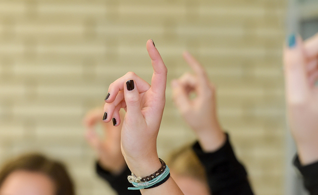 Evangelischer Religionsunterricht / Copyright 2016, KNA. Alle Rechte vorbehalten, Harald Oppitz Evangelischer Religionsunterricht in einem Berufskolleg in Bonn. Schüler melden sich. Hinweis: Model-Release ist vorhanden.