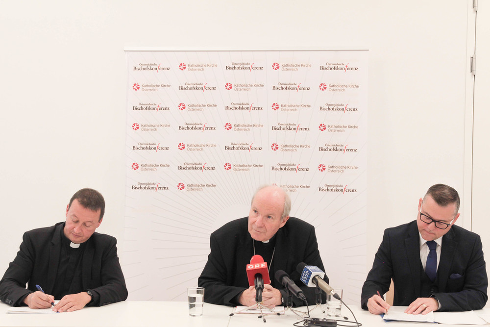 Pressekonferenz mit Kardinal Christoph Schönborn (Mitte), Peter Schipka/Generalsekretär der Ö. Bischofskonferenz (links) und Paul Wuthe/Pressesprecher der Bischofskonferenz (rechts) / Lukas Cioni/ Kathpress