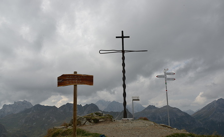 Montage des Carl-Lampert-Kreuzes anlässlich '50 Jahre Diözese Feldkirch' am 18. September 2018 am Kreuzjoch am Golm im Montafon.