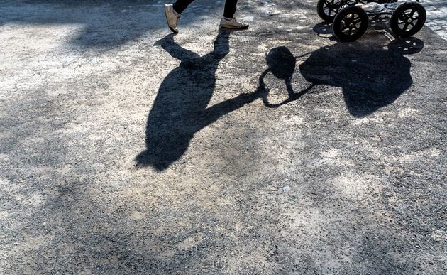 Schatten einer Frau mit Kinderwagen / bilderbox.com / Wodicka