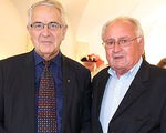  Pfarrgemeinderatsobmann Fritz Rücker (rechts) überreichte Dompfarrer Prälat Balthasar Sieberer beim Dankfest ein Geschenk der Pfarre.