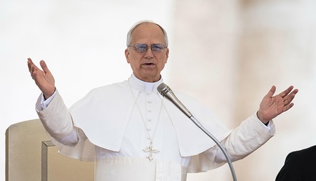 Papst Leo XIV. leitet die Menschen zum Gebet an bei seiner ersten Generalaudienz am 21. Mai 2025 im Vatikan.