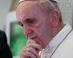 Papst Franziskus während der 'fliegenden Pressekonferenz' auf dem Flug von Bangui nach Rom am 30. November 2015.