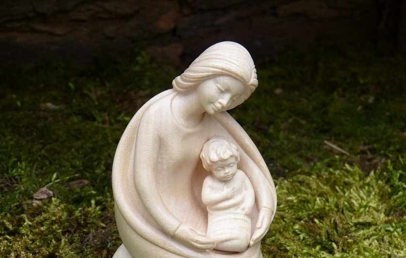 Schnitzfigur der Heiligen Maria mit dem Jesuskind / pixabay / gemeinfrei
