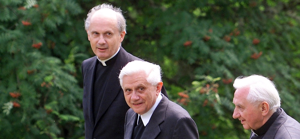 RATZINGER / GERT EGGENBERGER K?rntens Di?zesanbischof Dr. Egon Kapellari mit Kurienkardinal Joseph Ratzinger und dessen Bruder, Pr?lat Georg Ratzinger, bei einem Spaziergang auf der Flattnitz