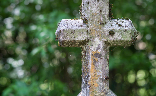 Kreuz aus Stein auf einem Friedhof / Erwin Wodicka - wodicka@aon.at