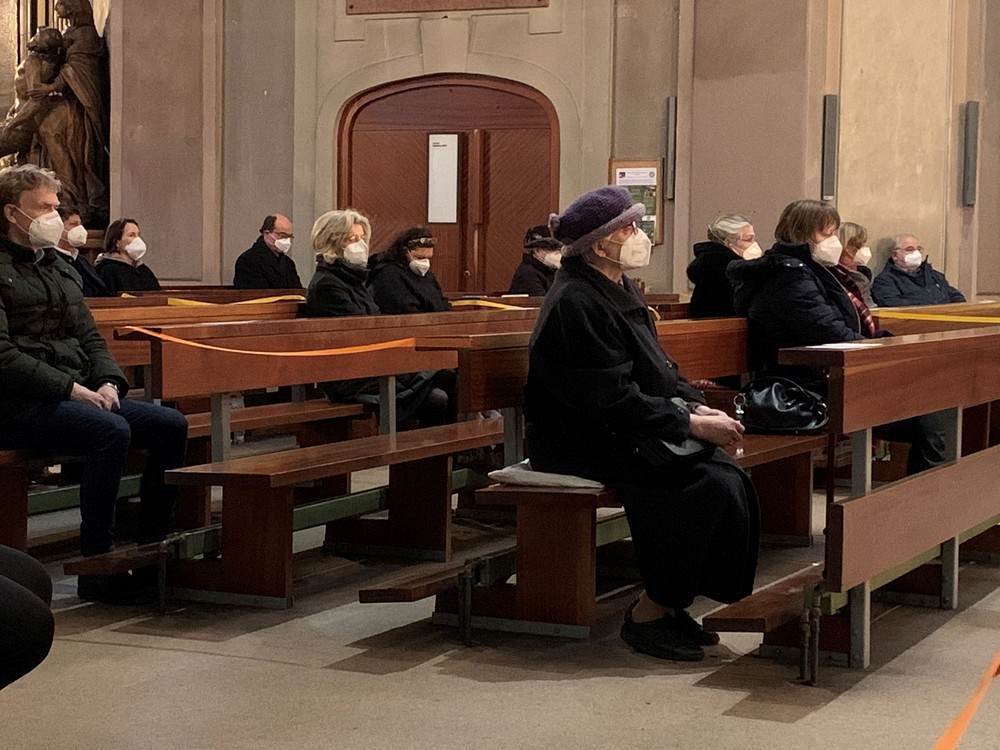 Gottesdienst nach Corona-Regeln mit FFP2-Maske / Paul Wuthe / Kathpress Gottesdienst nach Corona-Regeln mit FFP2-Maske