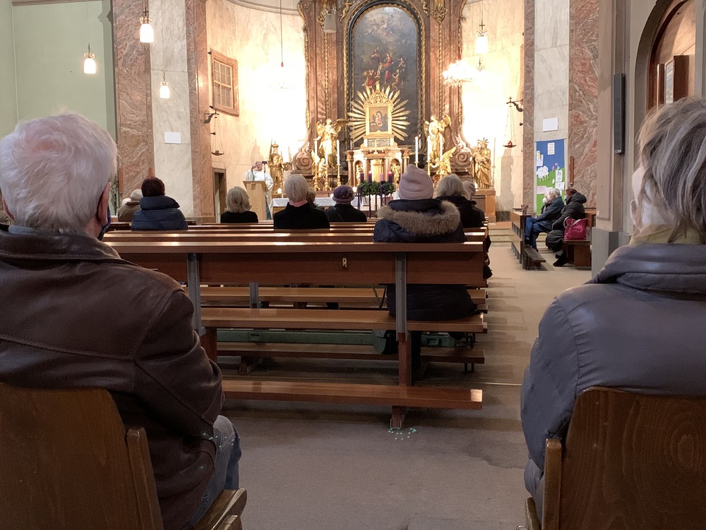 Gläubige in der Kirche mit Sicherheitsabstand und Maske / Paul Wuthe / Kathpress Gläubige in der Kirche mit Sicherheitsabstand und Maske