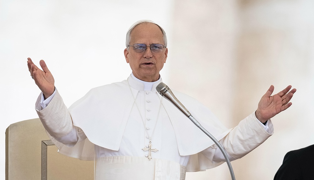 Papst Leo XIV. leitet die Menschen zum Gebet an bei seiner ersten Generalaudienz am 21. Mai 2025 im Vatikan.