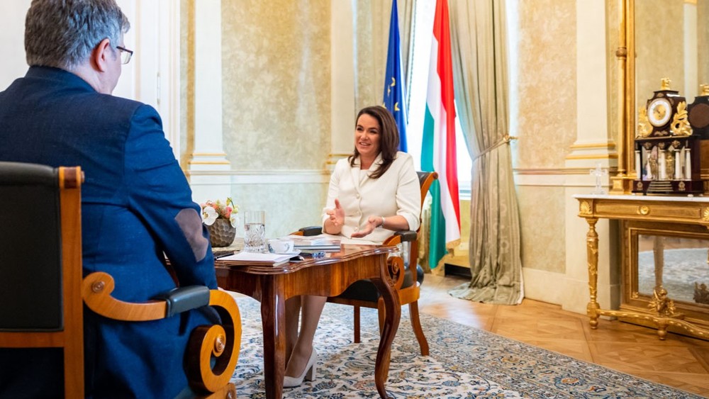 Präsidentin Novak im Gespräch mit Magyar-Kurir-Chefredakteur Kuzmanyi / Sándor-palota / Magyar Kurir