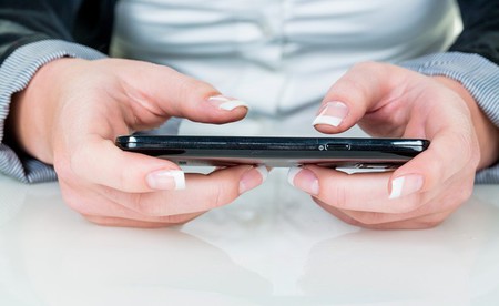 Frau schreibt auf Handy / www.bilderbox.com