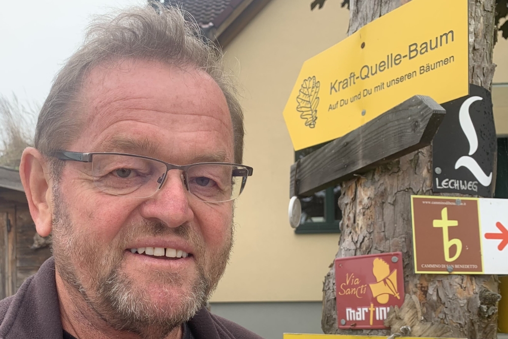 Porträt des Präsidenten der Katholischen Aktion Österreich bei einem Wegweiser